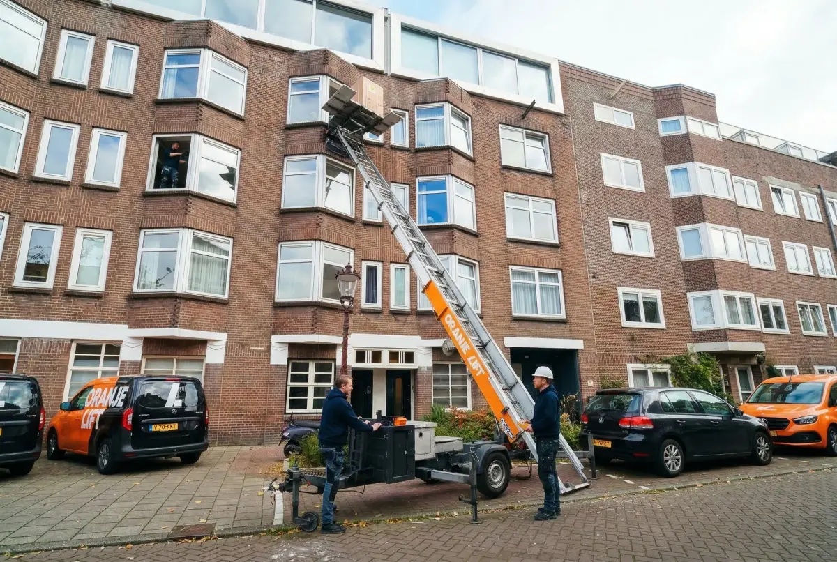 Verhuislift in actie in Capelle aan den IJssel
